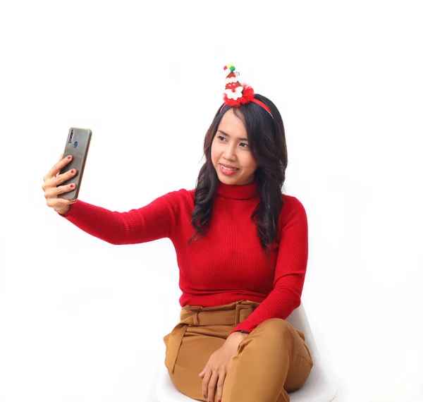 Güzel Asyalı Genç Kadın Kendini Fotoğraflarken Oturuyor Noel Mevsimi Konsepti — Stok fotoğraf