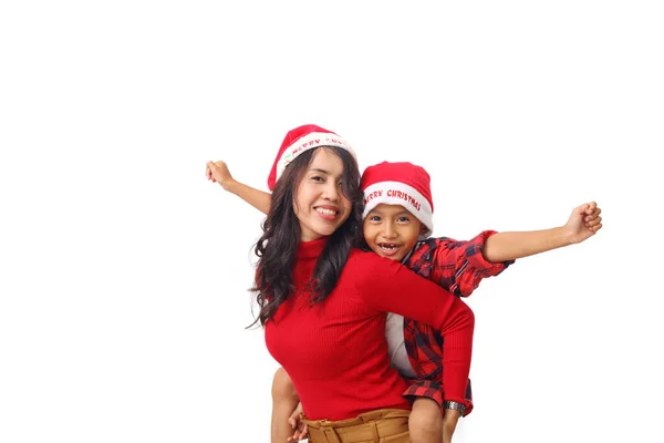 Schöne Junge Asiatische Mutter Beim Tragen Ihres Sohnes Weihnachtskonzept Isoliert — Stockfoto