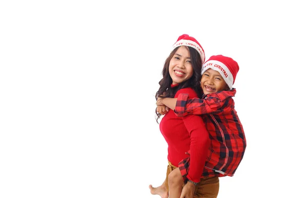 美丽的亚洲年轻母亲抱着儿子站在那里 圣诞节的概念在白色背景上与版权保护隔离 — 图库照片