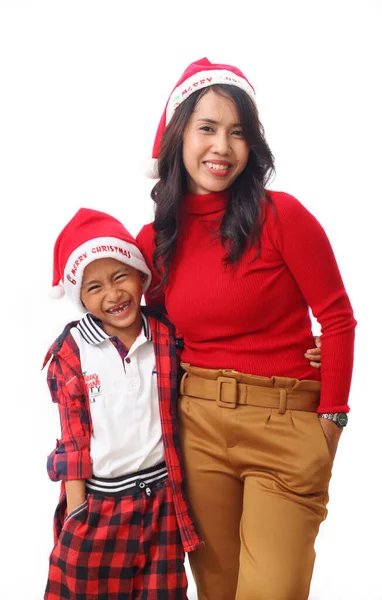美丽的亚洲年轻母亲抱着儿子站在那里 圣诞节的概念因白人背景而被隔离 — 图库照片