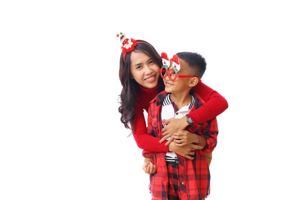 美丽的亚洲年轻母亲站在那里 从背后拥抱着她的儿子 儿子看着他的妈妈 圣诞季节的概念 在白色背景上与版权保护隔离 — 图库照片