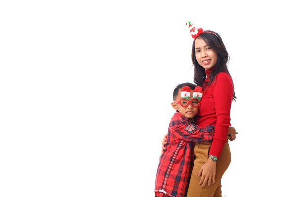 Asiatischer Junge Umarmt Seine Mutter Das Konzept Die Weihnachtszeit Willkommen — Stockfoto