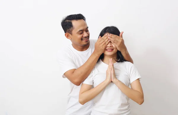 Retrato Feliz Pareja Asiática Camisa Blanca Chico Sorprenderá Cerrando Los — Foto de Stock