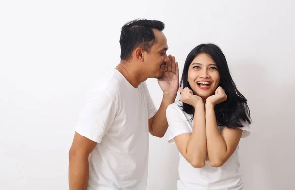 Porträt Eines Glücklichen Asiatischen Paares Weißen Hemd Ein Mann Flüstert — Stockfoto