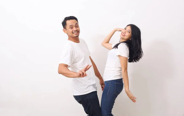 Alegre Pareja Asiática Camisa Blanca Bailando Juntos Aislado Sobre Fondo — Foto de Stock