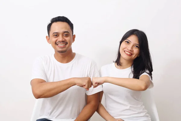 Feliz Asiático Pareja Blanco Camisa Sentado Mientras Haciendo Puño Golpe — Foto de Stock