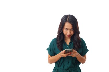 Beyaz arka planda izole edilmiş cep telefonu kullanan ciddi bir Asyalı iş kadınının portresi