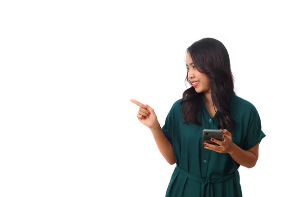 Портрет Щасливої Азіатської Бізнес Леді Тримає Мобільний Телефон Вказує Щось — стокове фото