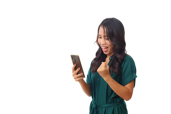 Портрет Щасливої Шокованої Азіатської Бізнес Леді Використовує Мобільний Телефон Ізольовано — стокове фото