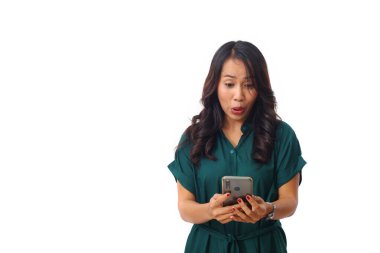 Beyaz arka planda izole edilmiş cep telefonu kullanan mutlu ve şok olmuş Asyalı bir iş kadınının portresi