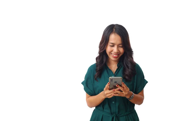 Портрет Щасливої Азіатської Бізнес Леді Використовує Мобільний Телефон Ізольовано Білому — стокове фото
