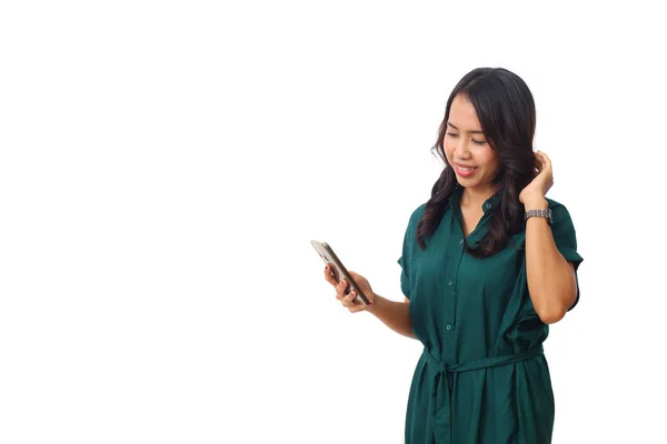 Портрет Щасливої Азіатської Бізнес Леді Використовує Мобільний Телефон Ізольовано Білому — стокове фото