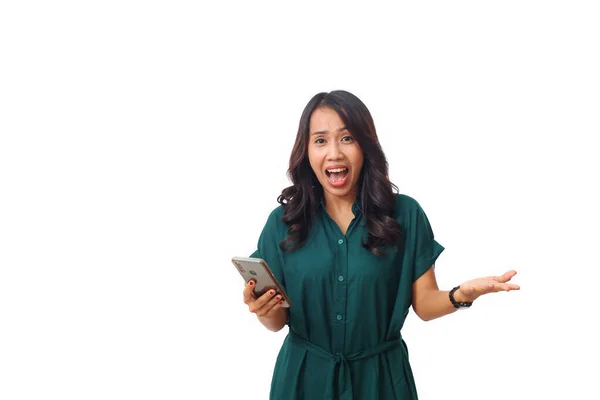 Porträt Einer Glücklichen Und Schockierten Asiatischen Geschäftsfrau Mit Handy Isoliert — Stockfoto