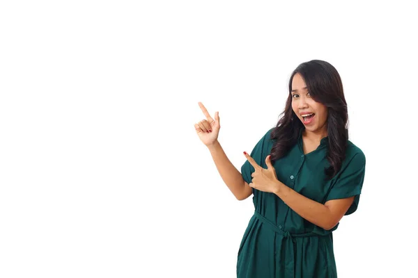 一个身穿绿色衣服的美丽的亚洲女人的画像 她站在旁边 展示或指点着身边的东西 在白色背景上与版权保护隔离 — 图库照片