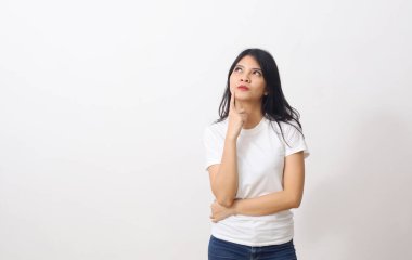 Asyalı güzel bir kızın bir şeyler düşünen portresi. Kopyalama alanı ile beyaza izole edilmiş