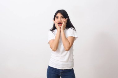 Asyalı genç bir kızın portresi, şaşırdı, şaşırdı ve heyecanlandı. Beyaz arkaplanda izole