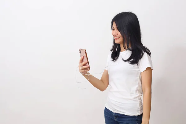 Красива Азіатська Молода Жінка Насолоджується Послухати Музику Навушниками Свого Смартфона — стокове фото