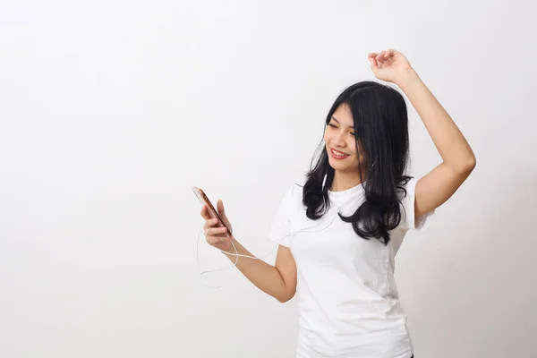 Güzel Asyalı Genç Kadın Ayakta Dans Ederken Akıllı Telefonundan Kulaklıkla — Stok fotoğraf
