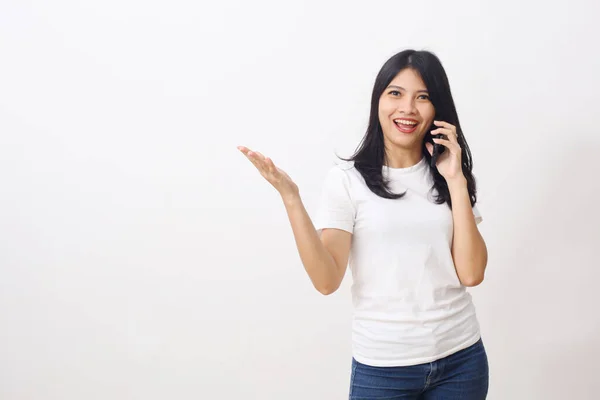 Neşeli Asyalı Bir Kadının Portresi Cep Telefonuyla Konuşan Eli Beyaz — Stok fotoğraf