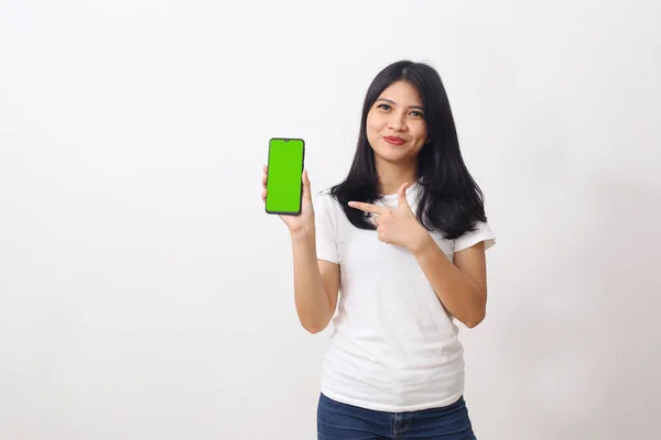 Zeki Telefonunun Boş Yeşil Ekranını Gösteren Mutlu Asyalı Kadın Kameraya — Stok fotoğraf