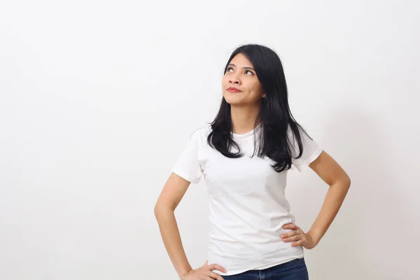 Porträt Der Schönen Asiatischen Frau Mit Weißem Hemd Die Steht — Stockfoto