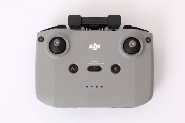 Yogyakarta, Endonezya - 21 Ocak 2020: DJI Mini 2 Drone 'un uzaktan kumandası. İnsansız hava araçları 2020 'de salındı.