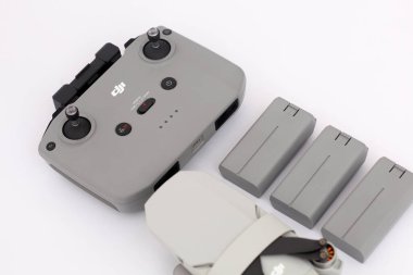 Yogyakarta, Endonezya - 21 Ocak 2020: Üç bataryalı ve uzaktan kumandalı DJI Mini 2 insansız hava aracının detaylı fotoğrafı. İnsansız hava araçları 2020 'de salındı.