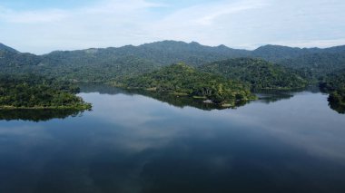 Endonezya 'nın Yogyakarta kentindeki yapay bir göl veya su deposundaki sakin bir sabah atmosferinin hava görüntüsü