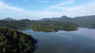 Endonezya 'nın Yogyakarta kentindeki yapay bir göl veya su deposundaki sakin bir sabah atmosferinin hava görüntüsü
