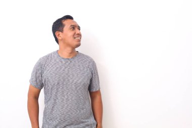 Asyalı adamın gülüşü ve mutlu yüzü boş bir içerik sunumunu işaret ediyor. Reklam modeli konsepti