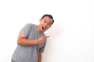 Asyalı bir adamın boş uzaya bir şey doğrulttuğu portresi. Kopyalama alanı ile beyaza izole edilmiş