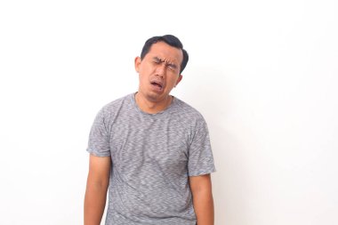 Fakir ve bunalımlı Asyalı adam gri gömlek giyiyor. Beyaz arka planda izole edilmiş. Umutsuz yaşam kavramı.