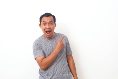 Asyalı bir adamın portresi üzerinde bir şey gösteriyor. Kopyalama alanı ile beyaz arkaplanda izole.