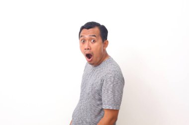 Gri tişörtlü Asyalı adamın şaşırmış yüzü. Beyaz arkaplanda izole