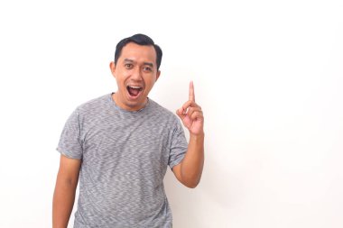 Asyalı adamın portresi iyi bir fikre kapılmış. Kopyalama alanı ile beyaz arkaplanda izole.