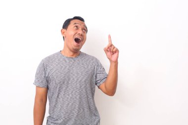 Asyalı bir adamın portresi üzerinde bir şey gösteriyor. Kopyalama alanı ile beyaz arkaplanda izole.