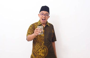 Asyalı Adam Beyaz Arkaplanda Dururken Su İçiyor