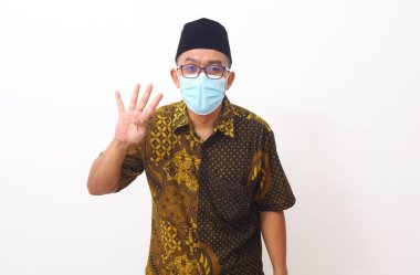 Asyalı bir adamın portresi ayakta ve dört parmağını gösteriyor. Kopyalama alanı ile beyaz arkaplanda izole