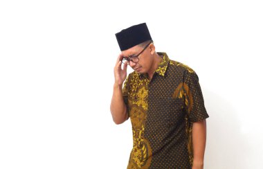 Asyalı insanlar üzgün ve baş ağrısından dolayı ellerini sıkarak başlarını sıkıyorlar. Stres ve migren kavramı.