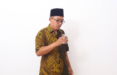 Asyalı Adam Beyaz Arkaplanda Dururken Su İçiyor