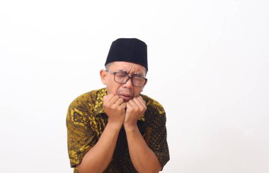 Beyaz arka planda izole edilmiş ağlayan Asyalı adam