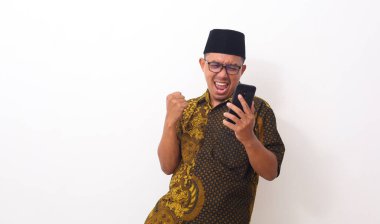 Cep telefonuna bakarken Asyalı adamın mutlu yüzü. Beyaz arkaplanda izole