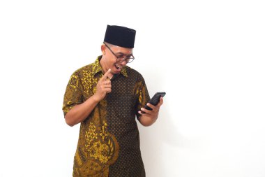 Cep telefonuna bakarken Asyalı adamın şok olmuş yüzü. Beyaz arkaplanda izole