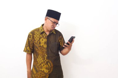 Akıllı telefondaki programla Asyalı adam ağlıyor ve üzülüyor. Beyaz arkaplanda izole