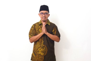 Selamlama ve hoş geldin jesti ile Asyalı bir adam. Beyaz arkaplanda izole