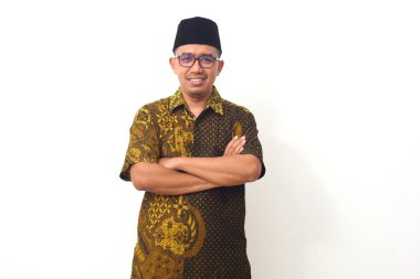 Gri gömlekli sıradan bir Asyalının gülen yüzü. Çekici ve olumlu düşünce anlayışı. Beyaz arkaplanda izole