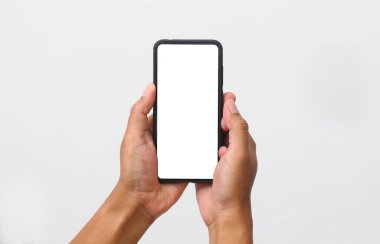 Adamın eli, siyah akıllı telefonu boş ekran ve modern çerçevesiz tasarımla tutuyor. Beyaz arkaplanda izole.