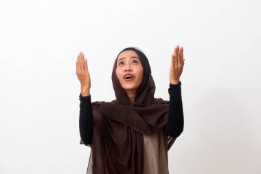 Duvak takan Asyalı Müslüman bir kadının portresi ya da dua eden bir tesettür. Kopya alanı ile beyaz arkaplanda izole