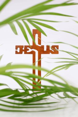 Beyaz arka planda kopyalanmış çapraz ve avuç içi. Palm Sunday konsepti