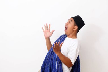 Asyalı adamın şok olmuş yüzü boş bir içerik sunumunu işaret ediyor. Reklam modeli konsepti.